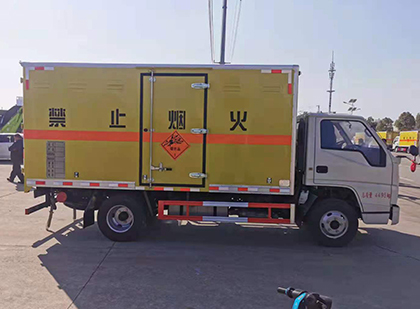 曲松爆破器材运输车工人安全操作规范与智能技术保障